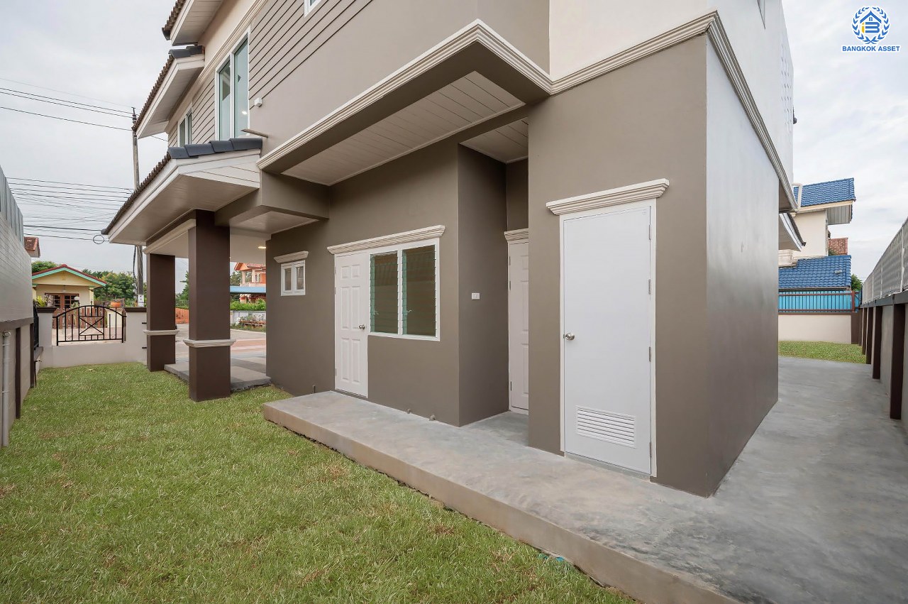 บ้านมือสองตกแต่งใหม่ โครงการ นาราภิรมย์ พุทธมณฑลสาย3 ตกแต่งหรูหรา เนื้อที่ 100 ตร.ว. พื้นที่ใช้สอย 218.73 ตร.ม. ฟังก์ชัน 3 ห้องนอน 4 ห้องน้ำ 1 ห้องแม่บ้าน จอดรถได้ 2 คัน บนทำเลเชื่อมต่อเมือง ใกล้เซ็นทรัลศาลายา, เดอะมอลล์บางแค และทางคู่ขนานลอยฟ้าบรมราชชนนี รายล้อมด้วยสิ่งอำนวยความสะดวกครบ